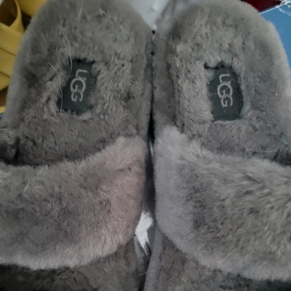 UGGS sandals size 9 - Picture 2 of 3